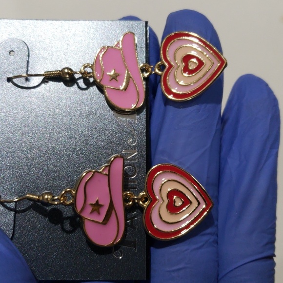 Elegant Trendy Pink Cowboy Hat & Heart Dangle Earrings - Western Fashion Jewelry - Picture 6 of 8